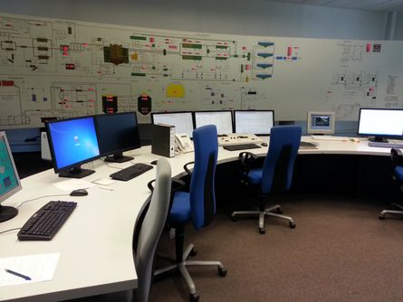 Die Leitwarte des GKW. In ihr stehen einige Computer und eine Übersichts- und Prozesswand zur Überwachung der Kläranlage. 