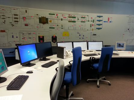 Die Leitwarte des GKW. In ihr stehen einige Computer und eine Übersichts- und Prozesswand zur Überwachung der Kläranlage. 