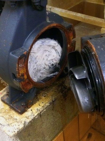 Eine Pumpe, welche durch Feuchttücher verstopft wurde.