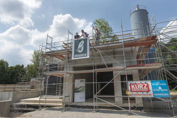 Gebäude der 4. Reinigungsstufe im fortgeschrittenen Bauzustand, während des Richtspruchs von Herrn Wörz von der Firma Brodbeck. 