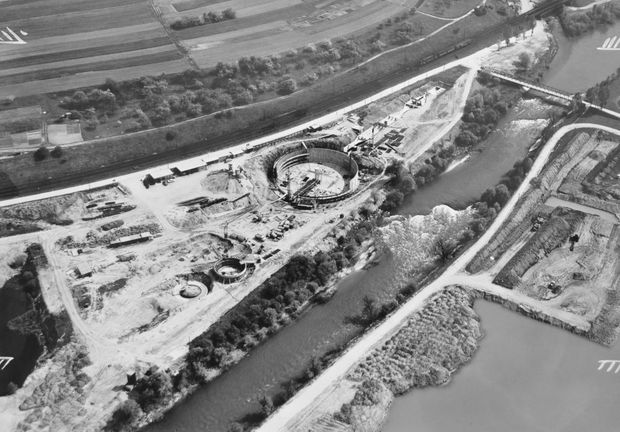 Altes Schwarz-Weiß-Bild vom Bau des Gruppenklärwerks in Wendlingen aus dem Jahr 1964.