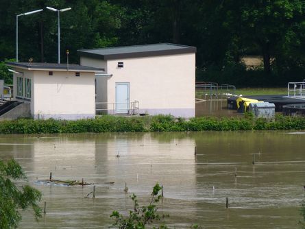Überflutetes Rechenhaus auf der Kläranlage Neckartailfingen.