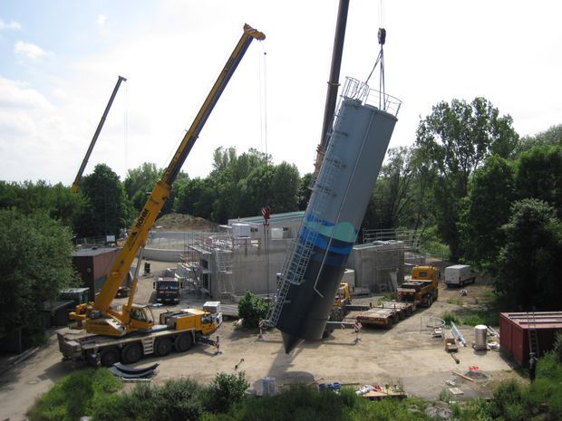 Ein Kran stellt das PAK-Silo auf. 