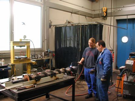 Zwei GKW-Mitarbeiter bei ihrer Arbeit in der Schlosserei.