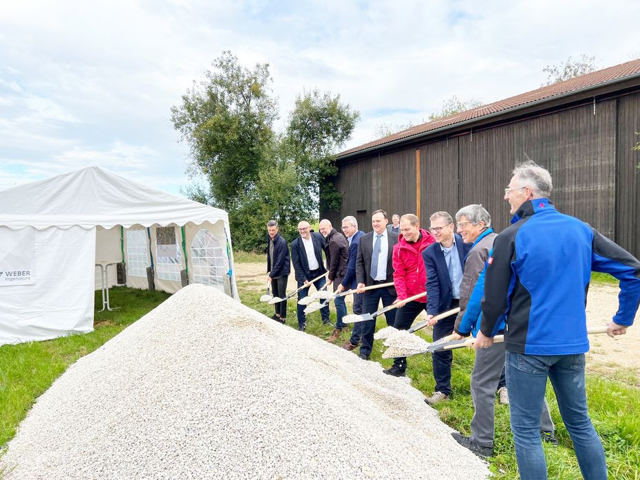 Geschäftsführer Herr Hauff sowie acht Bürgermeister und Ingenieure beim symbolischen Spatenstich zum Baustart des neuen Freispiegelkanals.