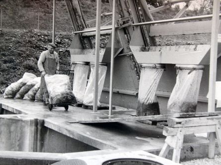 Altes Schwarz-Weiß-Bild der Rechenanlage kurz nach ihrer Inbetriebnahme im Jahr 1966.