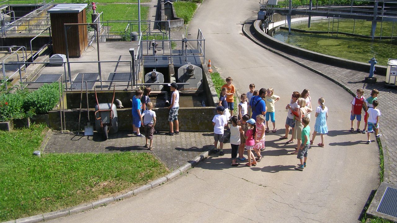 Eine Schulklasse, welche die Kläranlage besichtigt. 