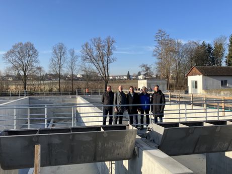 Der Stellvertretende Ortsvorsteher von Nabern, Herr Rainer Kneile, der Oberbürgermeister von Kirchheim unter Teck, Herr Dr. Pascal Bader, der Bürgermeister von Bissingen an der Teck, Herr Jens Fritz, der Geschäftsführer des GKW, Herr Rainer Hauff und der Bürgermeister von Dettingen unter Teck, Herr Rainer Haußmann, stehen vor dem neuen Regenüberlaufbecken in Nabern.