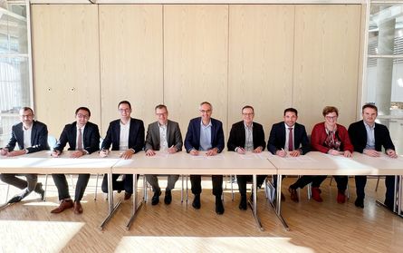 An einem langen Tisch sitzen nebeneinander die Bürgermeister der Gemeinden Baltmannsweiler, Denkendorf, Notzingen, Großbettlingen, Wolfschlugen, Lichtenwald, Neckartailfingen, Altdorf und Lenningen sowie die Bürgermeisterin der Stadt Owen. 