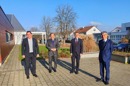 Geschäftsführer Herr Hauff, der Verbandsvorsitzende, Herr Weigel, Bürgermeister der Gemeinde Aichwald, Herr Jarolim, und Herr Musolf, Bürgermeister der Gemeinde Bissingen an der Teck vor dem UDEON in Unterensingen für ein gemeinsames Foto.