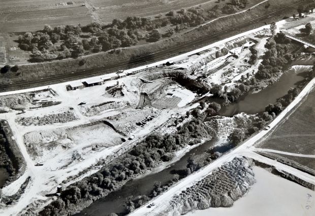 Altes Schwarz-Weiß-Bild vom Bau des Gruppenklärwerks in Wendlingen aus dem Jahr 1964.