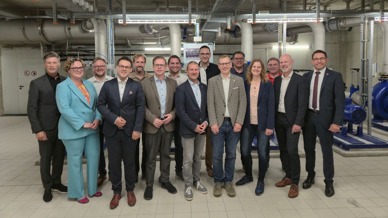 Der GKW-Verwaltungsrat an seiner Sitzung am 30.07.2025, links beginnend: Herr Bürgermeister Haußmann Gemeinde Dettingen unter Teck, Frau Bürgermeisterin Grötzinger Stadt Owen, Herr Stadtrat Benjamin Haufe Stadt Wendlingen am Neckar, Herr Bürgermeister Ott Gemeinde Großbettlingen, Herr Bürgermeister Welser Zweckverband Abwasserreinigung Bempflingen-Riederich, zweiter stellvertretender Vorsitzender Herr Bürgermeister Dr. Scholz Gemeinde Köngen, Herr Bürgermeister Jarolim Gemeinde Aichwald, Herr Bürgermeister Spangenberg Gemeinde Oberboihingen, Herr Bürgermeister Barth Gemeinde Denkendorf, Verbandsvorsitzender Herr Bürgermeister Weigel Stadt Wendlingen am Neckar, Herr Bürgermeister Blessing Abwasserverband Neuffener Tal, Frau Zagst Leiterin der Finanzabteilung Stadt Kirchheim unter Teck, Herr Stadtrat Ambacher Stadt Kirchheim unter Teck, erster stellvertretender Vorsitzender Herr Oberbürgermeister Dr. Bader Stadt Kirchheim unter Teck, Herr Bürgermeister Gogel Gemeinde Neckartailfingen