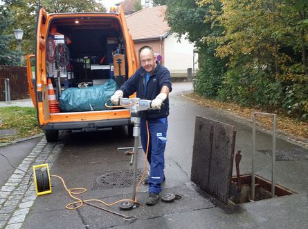 Ein GKW-Mitarbeiter im Einsatz mit dem Schieberdrehgerät am RÜB 56.