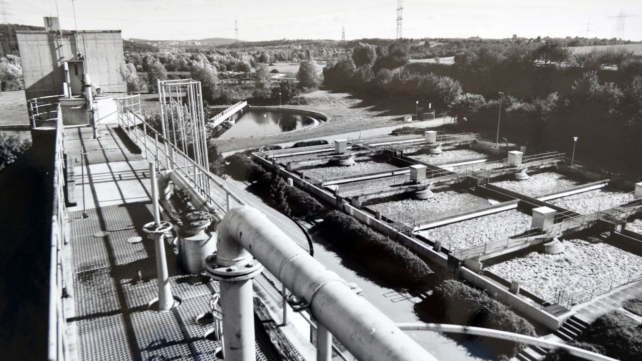 Altes Schwarz-Weiß-Bild des Nachklärbecken und der Biologie kurz nach ihrer Inbetriebnahme im Jahr 1974. 