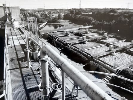 Altes Schwarz-Weiß-Bild des Nachklärbecken und der Biologie kurz nach ihrer Inbetriebnahme im Jahr 1974. 