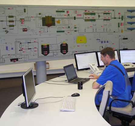 Ein GKW-Mitarbeiter sitzt in der Leitwarte am PC und arbeitet.