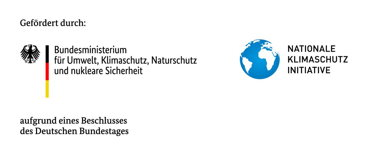 Förderhinweistafel der Nationalen Klimaschutzinitiative. Der Hinweis lautet: "Gefördert durch: Bundesministerium für Umwelt, Klimaschutz, Naturschutz und nukleare Sicherheit aufgrund eines Beschlusses des Deutschen Bundestages".